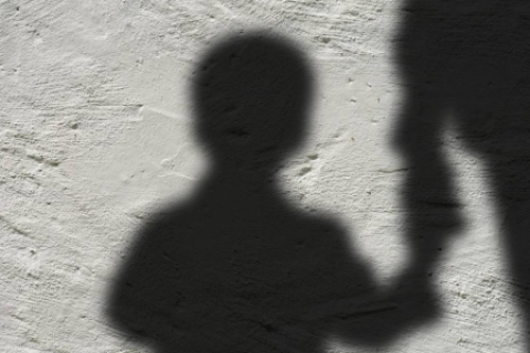 Francia Niño de 9 años fue hallado desnudo y desnutrido tras vivir secuestrado un año en una furgoneta