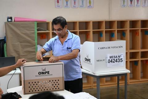 Gente votando