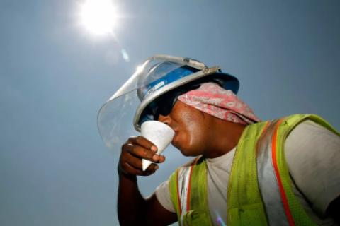 trabajador bajo el sol