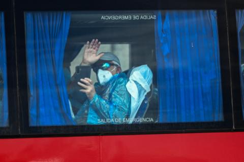 Comienza el desembarco de los primeros pasajeros del crucero MV Hondius