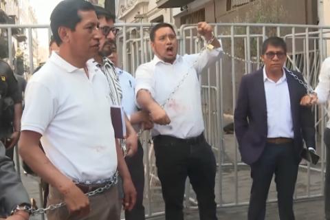 Alcaldes se encadenan protesta falta de presupuesto obras