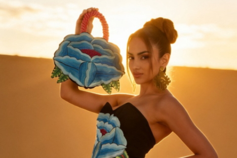 MISS PERÚ APUESTA POR LOS LOOKS CON IDENTIDAD  La actual Miss Perú Universo 2026, Luren Márquez, se mostró con looks con identidad. Dejando ver la apuesta que viene realizando la organización del Miss Perú por la moda con identidad. Una propuesta estética con propósito y diferencial.  En sus recientes apariciones, la reina de belleza ha lucido un destacado look de la reconocida diseñadora peruana Meche Correa. Traje que muestra el compromiso con el talento nacional y con una narrativa que trasciende lo visu