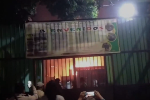 Reportan incendio en Cercado de Lima 10 unidades de bomberos atienden emergencia