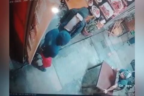VES Delincuentes asaltan restaurante y balean a cocinero que intentó enfrentarlos
