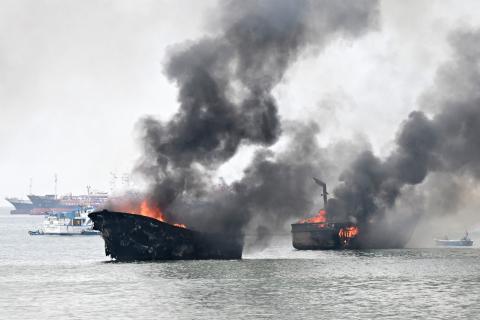 Gran incendio destruye 35 embarcaciones en puerto pesquero de Ecuador