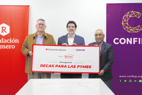 capacitación digital. De izquierda a derecha: Martín Pérez, director ejecutivo de la Fundación Romero; Jorge Zapata, presidente de la Confiep; y Julio Surco, presidente de la Asociación PYME Perú sellaron un acuerdo para ofrecer competencias que ayuden al crecimiento y desarrollo de los emprendedores. 