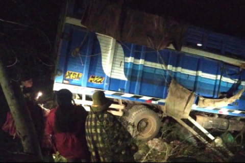 Cusco ataque armado de delincuentes provoca vuelco de camión y deja seis fallecidos