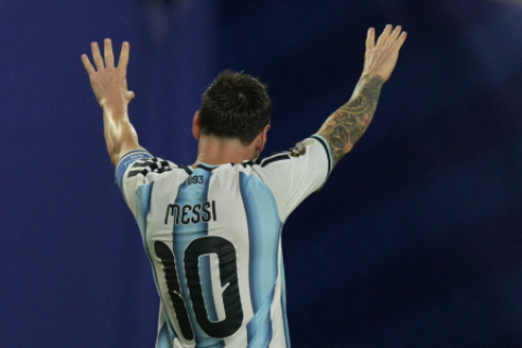 El mítico enano lo hizo otra vez Argentina goleó a Argelia con triplete de Lionel Messi
