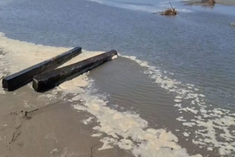 Fuerte oleaje continúa afectando al muelle de Eten y pone en riesgo infraestructura pesquera