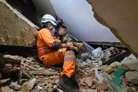 Bomberos venezolanos declararon muerta a una abuelita