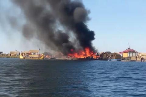 isla de los uros incendio