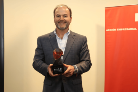 Juan Stoessel recibe el Premio IPAE al Empresario del Año 2025 por su aporte al turismo peruano