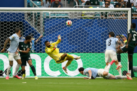 Un Uruguay deslucido empata 1-1 ante Arabia Saudita