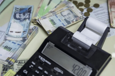 3 de cada 10 peruanos destinará el dinero de la gratificación para el pago de deudas