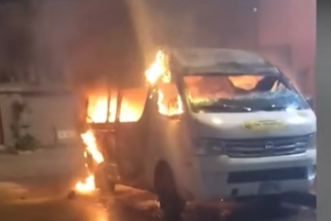 Callao: Atacan combi con explosivo y unidad termina calcinada