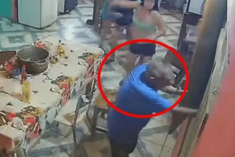 Abuelo defendió a tiros a su familia de delincuentes en paraguay VIDEO