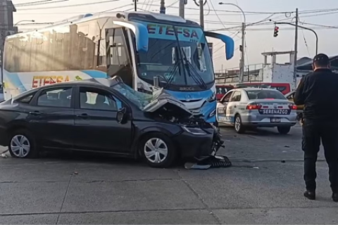 Adolescente muere tras chocar el auto que conducía contra un bus en Trujillo