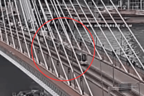 Al menos 15 heridos deja choque de dos tranvías en un puente de Róterdam video 