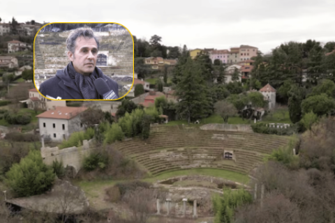 Construyó con sus manos falso teatro romano y vendió entradas para visitarlo