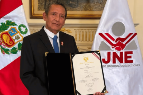 entregan credencial de senador a Absalón Vásquez