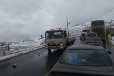 Intensa granizada bloqueó el tránsito en la carretera Juliaca–Puno