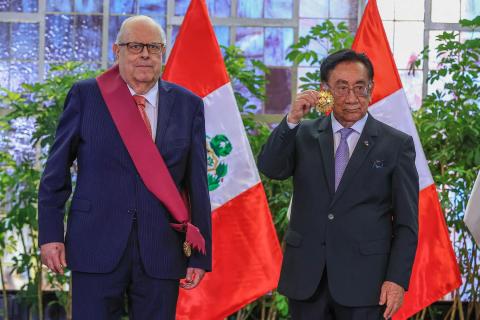 Julio Velarde Orden del Sol