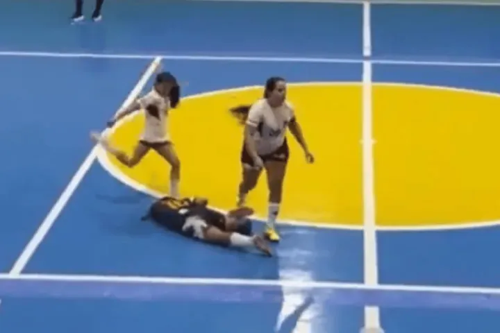 Jugadora de futsal pateó en la cabeza su rival y será sancionada por año