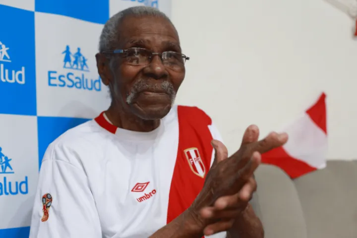 El peruano más longevo de EsSalud celebra Fiestas Patrias con 105 años