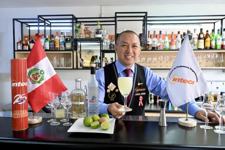 Jorge Wong Guerrero: Campeón nacional de Pisco Sour, barman y docente principal Programa de Bar de INTECI