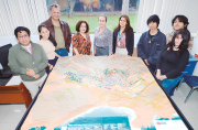 Equipo creador. El proyecto multisectorial “Ciudad Bicentenario”, ubicado en el norte de Lima, está integrado por Mg. Arq. Rosario Santa María, directora del IVUDS; el docente investigador Roger Martínez; Ivet Díaz, directora del Parque Ecológico- Minam; y los alumnos de la URP.