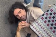 Un policía detiene a un hombre tras herir a tres mujeres con dos cuchillos en París
